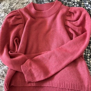 Stickad tröja - Gullig croppad stickad tröja som söta ärmar, kommer tyvärr inte till användning men hade vart perfekt till kyligare sommarkvällar, står L med sitter mer som en M/S❤️ Obs : kolla min profil vid köp av flera saker kan jag räkna ihop det billigare ❤️