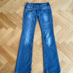 Diesel jeans - Måste tyvärr sälja mina diesel jeans. Lågmidjade och bootcut. Passar mig i längden som är 164cm lång.78 cm i innerbenslängden. Midjemåttet är ca 74cm.