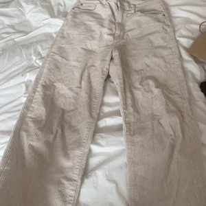 Jättefina manchester jeans💖 - Säljer dessa dina byxor pga att dom blivit förtkorta (jag är 173) Skulle säga att dom sitter perfekt på någon som är runt 165💓💓💓