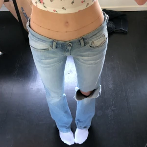 Lowrise Jeans ljusblå - Fina ljusblåa lowrise jeans. Bekväma och snygga till sommaren🥰 Passar på mig i längden som är 172 men lite för stora i midjan💗