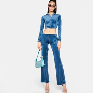 Mjukis byxor - Säljer dessa lågmidjade, blå, juicy liknande mjukisbyxorna i ”sammets” material. Skulle absolut säga att dem sitter på ett sätt som kramar rumpan och framsidan så det är ganska ”sexiga” mjukisar. Helt nya. 