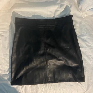 Skinnkjol - Svart skinnkjol från bikbok☺️ Nyskick❤️