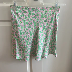 Blommig kjol från zara i storlek xs - Super härlig kjol från zara i storlek xs. Har bara använt den 1 gång, så är precis som ny❤️❤️