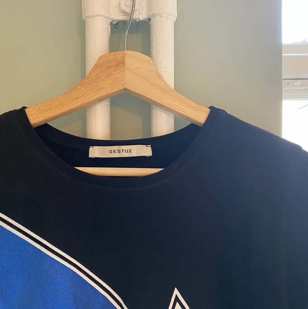 Svart/blå t-shirt från det danska märker Gestuz. Använt bara ett fåtal gånger, då jag inte tycker att jag passar i t-shirt💜  Frakt ingår i priset!. T-shirts.