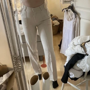 Ljusbeige kostymbyxor  - Dom är aldrig använda, storlek 38-L32. Passar mig som är 168 lång, lapp finns kvar, från madlady 