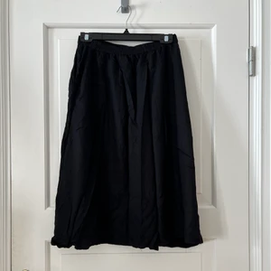 🖤Svart midikjol från Lager 157 i XS🖤 - Svart midikjol från Lager 157 i storlek XS men passar XS-M. Brukar ha S/M vanligtvis och denna har passat bra! Till mitten av vaderna på mig som är 160cm. Har fickor och en fastsydd underkjol.