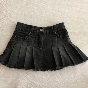 Jeans kjol - jeans kjol, den är i stl 134 men jag som brukar ha xs kan ha den som en kort kjol! 