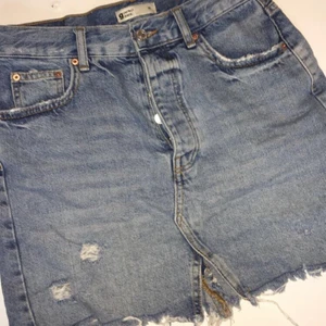 Jeanskjol - Ljusblå jeanskjol i storlek 36 från GinaTricot. Säljes pga passar ej. Fint skick!