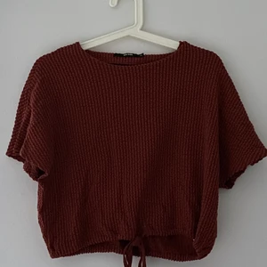 Bikbok rödbrun topp strl xs  - En fin topp som går att knyta nertill, man kan alltså justera efter behov! Använd 1-2 gånger. Original pris 299 kr.  Skriv vid frågor eller fler bilder. Frakt kan eventuellt bli billigare 