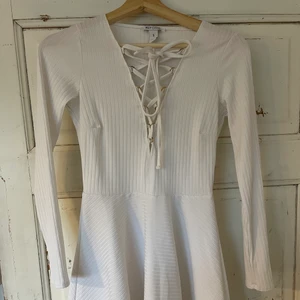 Klänning - Vit klänning från Nelly. Använd på en skolavslutning annars helt oanvänd. Väldigt bra skick!  Storlek: S Pris: 100 + frakt