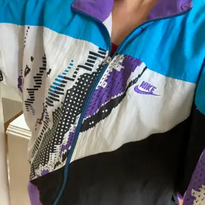 vintage Nike lightweight sports jacket, this beauty has been with me for decades Bought in the 90’s , In good condition, it says LARGE in the label but I wear Small …so it fits from S to L depending on how you want to style it 
