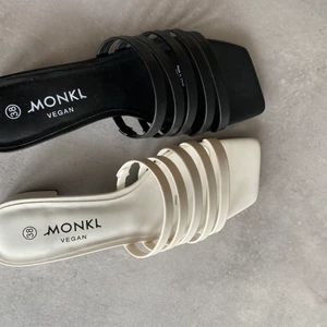 Sandaler - Säljer sandalerna från mobil. Inköpa i maj 2022 för 300 kr styck. Bara använda inomhus en gång. Säljer båda för 300 kr tillsammans.