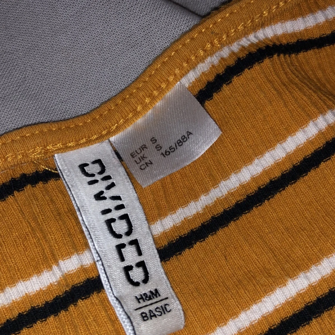 Kort trikåtop gul/orange  - 91