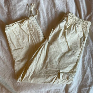 Byxor - Ett par korta vit/beiga Nike byxor/overaller som inte längre kommer till användning men är jätte nice att till exempel dansa i och är i jätte bra skick