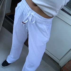 Lågmidjade linnebyxor  - BYXORNA FINNS KVAR!!  Jag vill kolla intresset för dessa linnebyxorna.De är inte 100% linne utan en blandning mellan linne och bomull. Kan släppa de direkt för 400. Lappen är bortklippt så vet ej märke! Förra köparen drog sig ur så de finns därför kvar!!