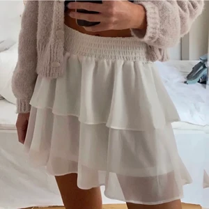 Volangkjol från chelsea - Säljer nu min volangkjol från chelsea! Kjolen har inga tecken på användning (: Den har resår i midjan så skulle säga att den passar en xxs-m😊 Nypris är 450! skriv privat om ni har några funderingar! Första bilden är lånad 🥰 Jag kan frakta eller mötas upp!