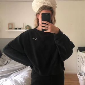 Nike sweatshirt  - Kort, svart sweatshirt från Nike med vitt märke, strl M, köpt på zalando