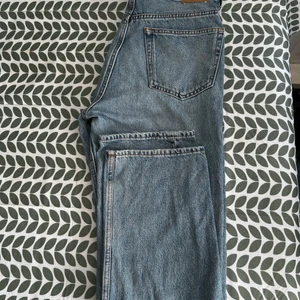 JEANS Weekday SPACE - Ljusa blå jeans använda 2 ggr. Strl 29/30. Inga skador eller fläckar. Finns i Järfälla eller Stockholm city (Kungsholmen. Kan skickas med spårbar post.