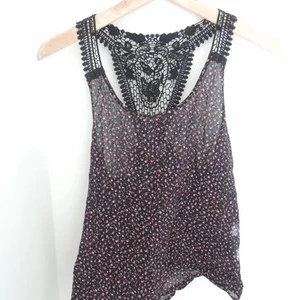 Blommigt linne med spetsdetalj - Blommigt linne med spetsdetaljer i ryggen, i storlek S. Endast använd ett fåtal gånger, riktigt bra skick. Frakt tillkommer 💜