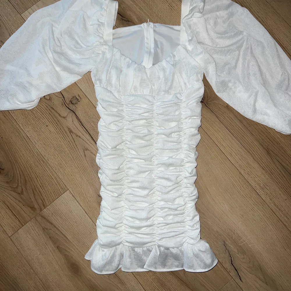 En jättefin vit klänning som tyvärr aldrig kommit till användning för den varit för liten.. Klänningar.