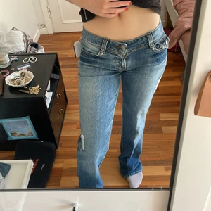 Super lågmidjade jeans, med coola fickor - [LÄGG ETT BUD OM NI VILL KÖPA]    Säljer först efter att budgivningen är avslutad!❤️ Väldigt lågmidjade jeans, fickor med knappar! Köpta second hand i usa. Skulle säga att de passar xs-s,  Innerbenslängd: 84cm  Midjemått: 79cm Köpare betalar frakt❣️ 