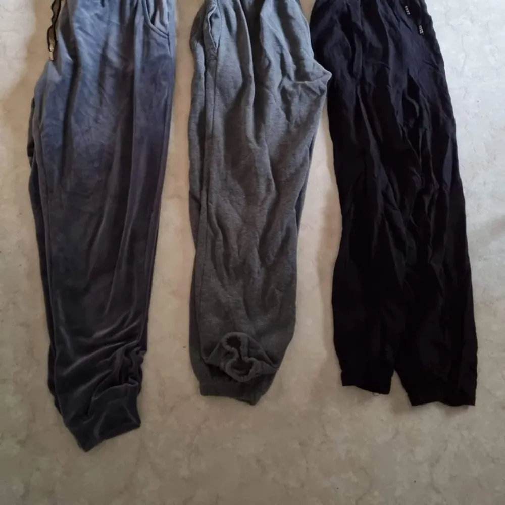 3 par mjukisbyxor, 150kr för alla eller 60kr/st. Jeans & Byxor.