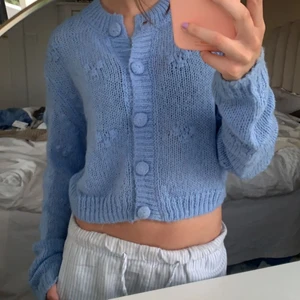 Stickad kofta - Säljer denna så söta och sköna kofta från Urban Outfitters! Aldrig använd❤️