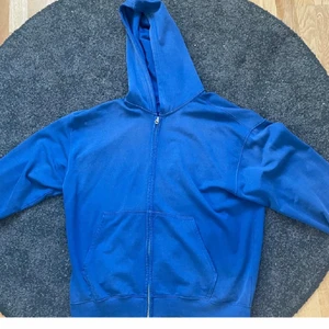 Zip hoodie - Säljer min zip hoodie från weekday, klarblå utvättad färg. Bra skick.