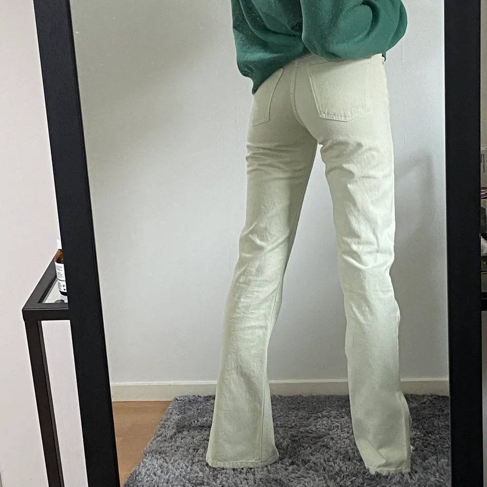 Ett par ljus gröna jeans från zara i strl 34. De är i fint skick och passar perfekt i längden på mig som är 175cm. (Jag har ett par i 36 också om det passar dig bättre). Jeans & Byxor.