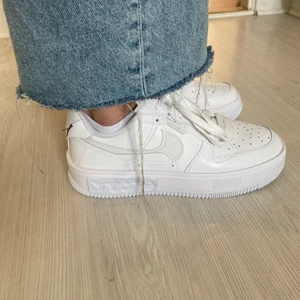 Sneakers  - Säljer ett par nyköpta Nike air force 1 fontanka. Använda ca 2timmar och säljs pga något för stora tyvärr. Jag tar Swish och köparen står för frakt 🌸 skickar fler bilder om det önskas.