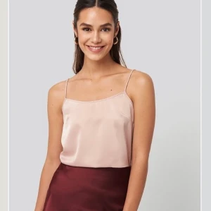 Sidenlinne - Sidenlinne från nakd i storlek S. Aldrig använt och prislappen finns fortfarande kvar! 