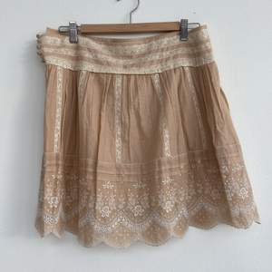 En kjol från Sandro, använd men fint skick! Passar en M/L