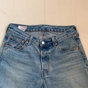 Säljer mina levis jeans som sitter skit bra, de har en fin blå förg som e skit fin till sommaren! Vill sälja snabbt för o köpa nya!