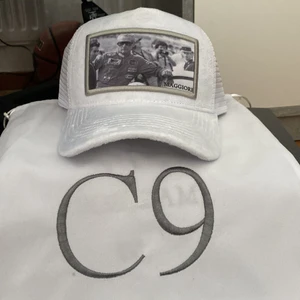 Säljer nu min maggiore keps pga att jag inte använder den. - Den är inte använd, skick 10/10. Bara upptagen ur kartongen för bild samt testat den några få gånger. 