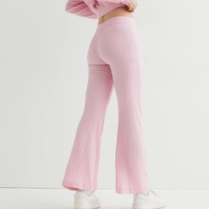 Byxor från HM - Oanvända! Säljer pga jag råkadenpp något sätt köpa fel storlek. Nypris 199kr. Super skönt tyg (har matchande shorts, linne o hoodie) 