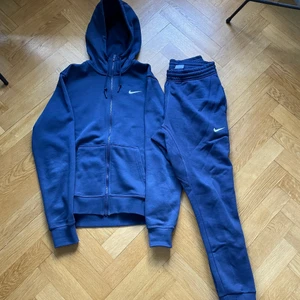 Nike sett - Säljer detta fina Nike sett som kommer ihop med två delar byxor och zip hoodie.              Hoodien är i storlek small och byxorna i medium men som är som en small passar både small och medium. Inga hål eller defekter alls, super fint skick!