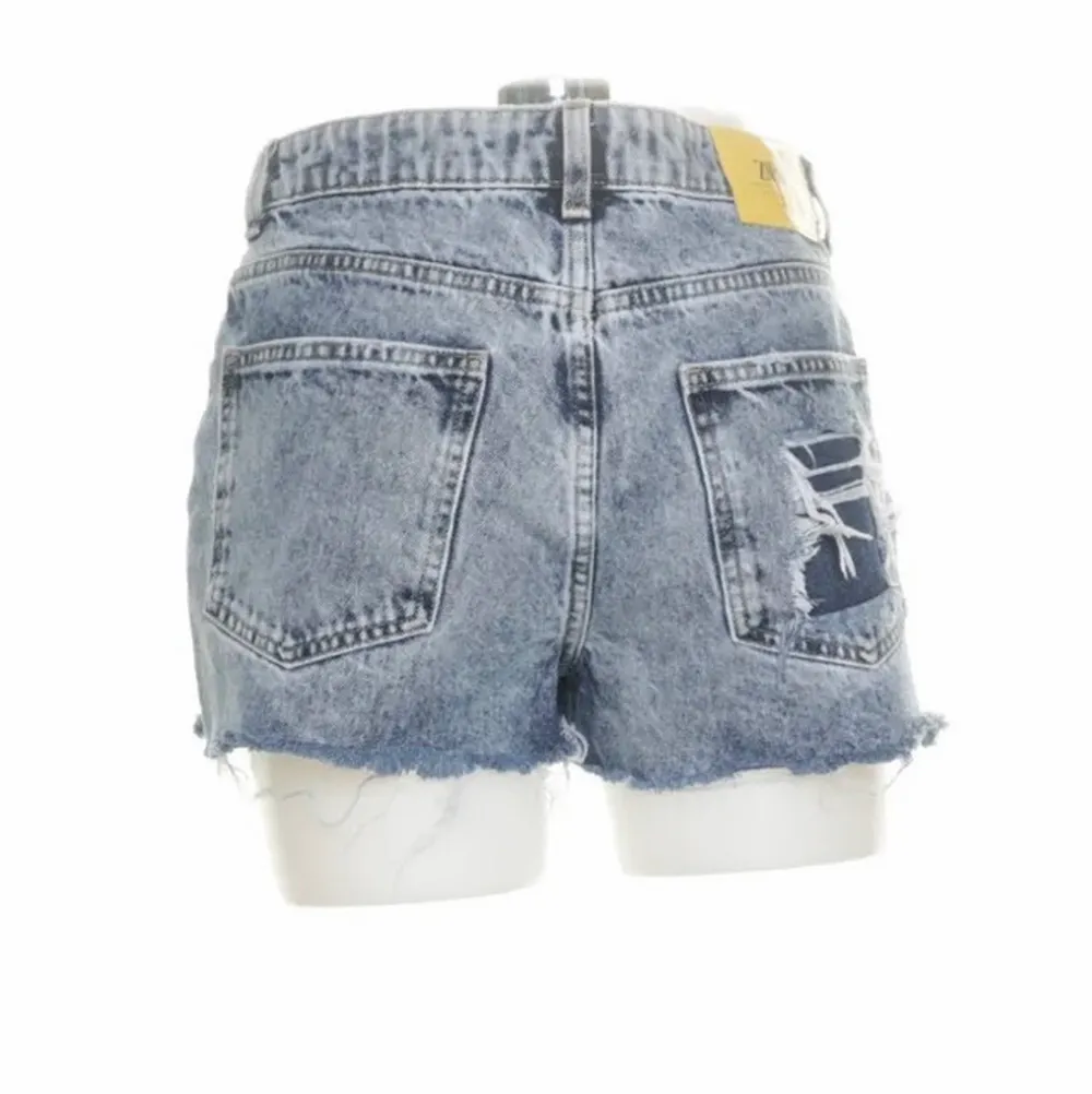 Säljer dess coola jeansshortsen från zara för 90 kr+ 66 kr frakt!💗. Shorts.