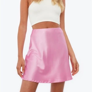 Satinkjol - Superfin rosa satinkjol från chiquelle perfekt till sommaren😍 Använd fåtal gånger, nyskick🤌 Finns inte att köpa längre, säljer då den blivit för liten