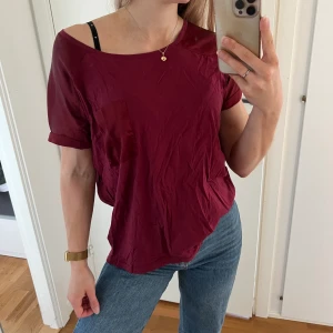 Oversized t-shirt - Vinröd Oversized t-shirt i storlek xs, men passar även s och m. Fraktpriset baseras på vikten!