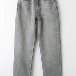Tänkte kika om det finns något intresse för dessa jeans från Gina som har en superfin grå tvätt 🤍 är i strl 38 och är perfekta i längden för mig som är ca 173 cm lång! Köpt för 599 kr för någon månad sen bara så är i nyskick. Hör av er vid fler frågor ⭐️