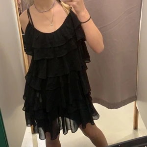 Volangklänning  - Magisk volangklänning!! Köpt second hand men märket är Zara, strl S. Liiite sliten vid banden & dragkedjan men verkligen inget som syns/märks. BUDA FRÅN 150kr privat eller i kommentarerna. Kontakta för fler bilder & info❤️