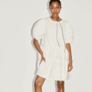 Zara volangklänning - Superhärlig volangklänning från Zara. Köptes när jag var i Stockholm för inte alls länge sedan, endast provad då den var i fel storlek. Annars helt klart en klänning som man kan bo i nu i sommar!! Köpare står för frakt💚