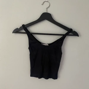 Svart ribbat linne - Svart ribbat linne från Stradivarius, köpt på Zalando, storlek S🤍  - Frakt tillkommer om plagget behöver postas -