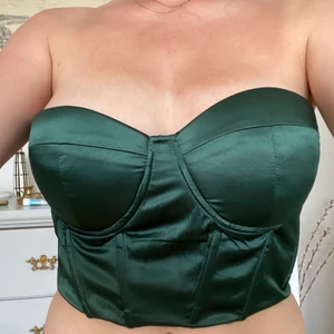 Korsett - Grön jättefin korsett med typisk snörning där bak. Skulle säga true to size, detta är en L så sitter lite pösigare på mig.  Passar de flesta M-XL skulle jag säga.