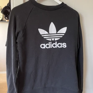 ADIDAS sweater! OANVÄND - säljer en adidas sweatshirt i storlek Small då den inte använts!🤍💖 nypris 599