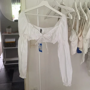 H&M långärmad topp - En vit sommartopp från H&M som passar bra till allt. Storlek S men passar nog även M då den är lite pösig av sig. Köpt på Sellpy men har aldrig använt den. Köpte för 150kr och säljer för 90kr plus frakt om det inte blir budgivning. 🤍 (säljer även linnebyxorna på min profil)