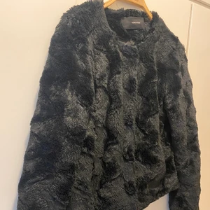 Fauxfur från Veromoda - Pälsjacka från Veromoda. I gott skick. Storlek S. Går att sänka pris vid snabb affär