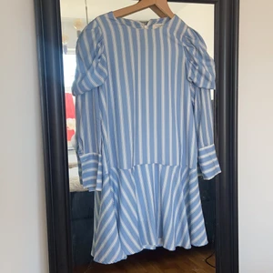 Klänning från Norr - Säljer min magiska klänning från NORR, då den tyvärr inte kommer till användning längre. Storlek XS. Använd 3 gånger så klänningen är i toppskick! Ganska rak i modellen, jag är en XS och skulle säga den passar XS/S. Bud från 800kr