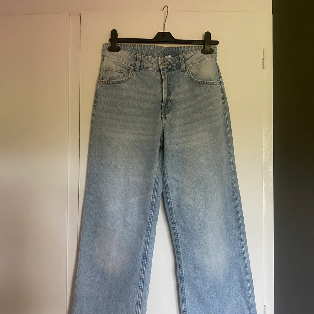 Sjukt snygga midwaist jeans från H&M. De aldrig använda då de är något för långa på mig, med andra ord är de i nyskick! Strl 36, S, men passar även mig som har lite större lår🥰. Jeans & Byxor.