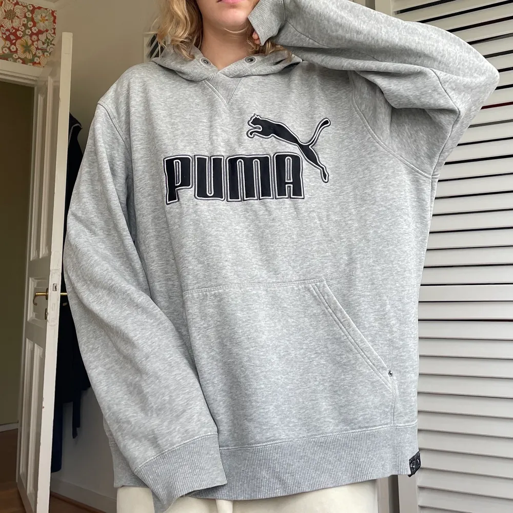Oversized puma hoodie! Riktigt skön, skriv privat för fler bilder🤍. Hoodies.